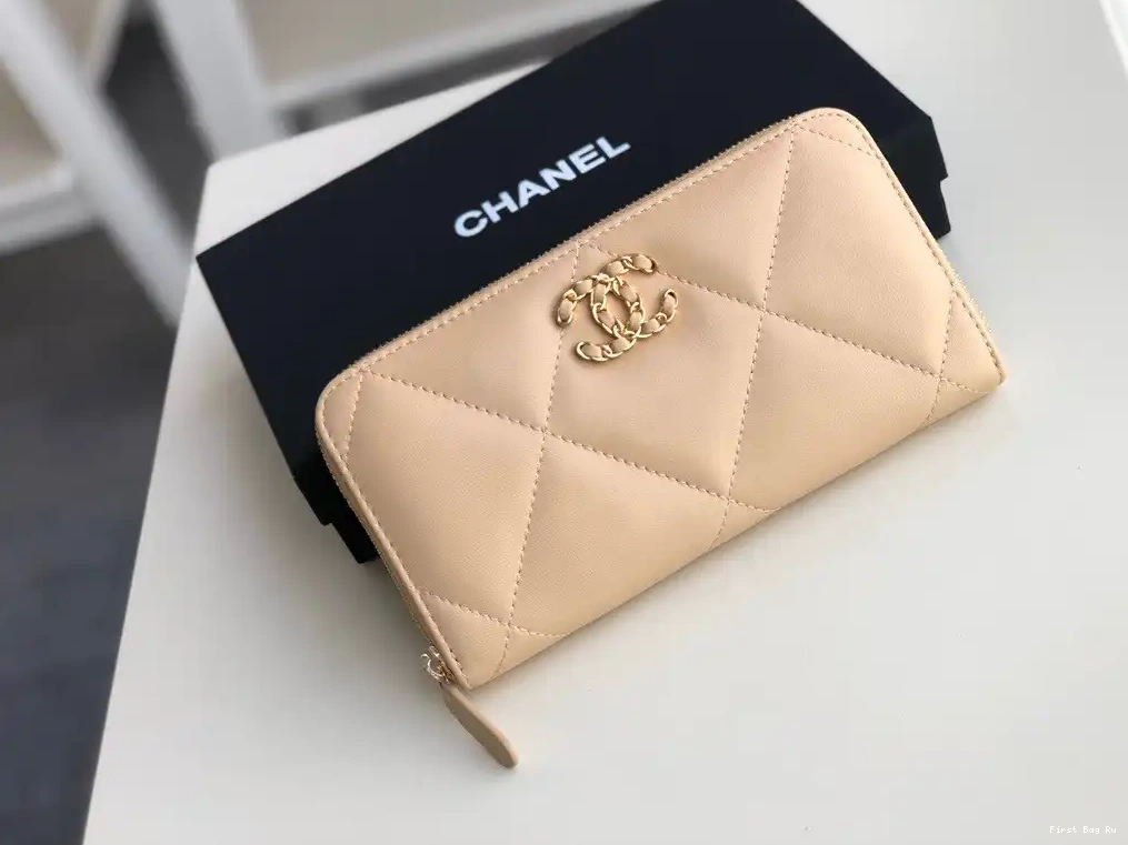 First Bag Ru ZIPPED WALLET 19 CHANEL 0516